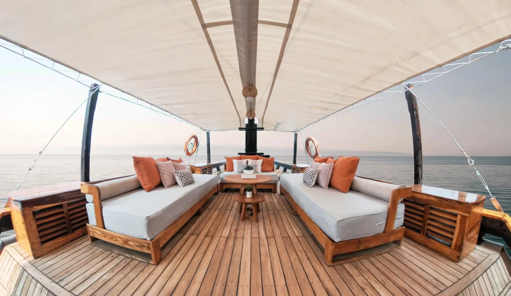 Navila sundeck relax front 05 aboard Navila phinisi