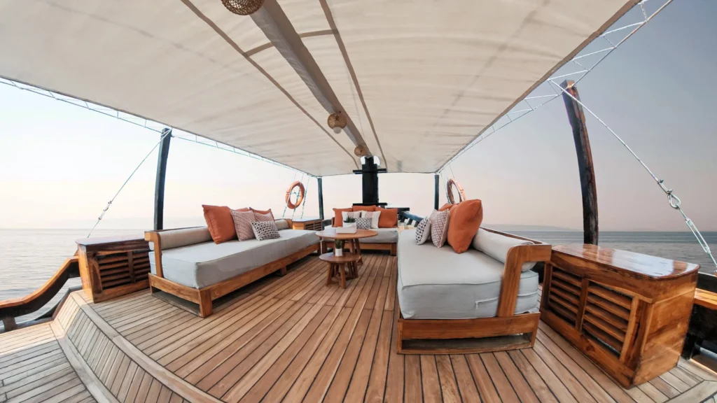 Navila sundeck relax front 06 aboard Navila phinisi