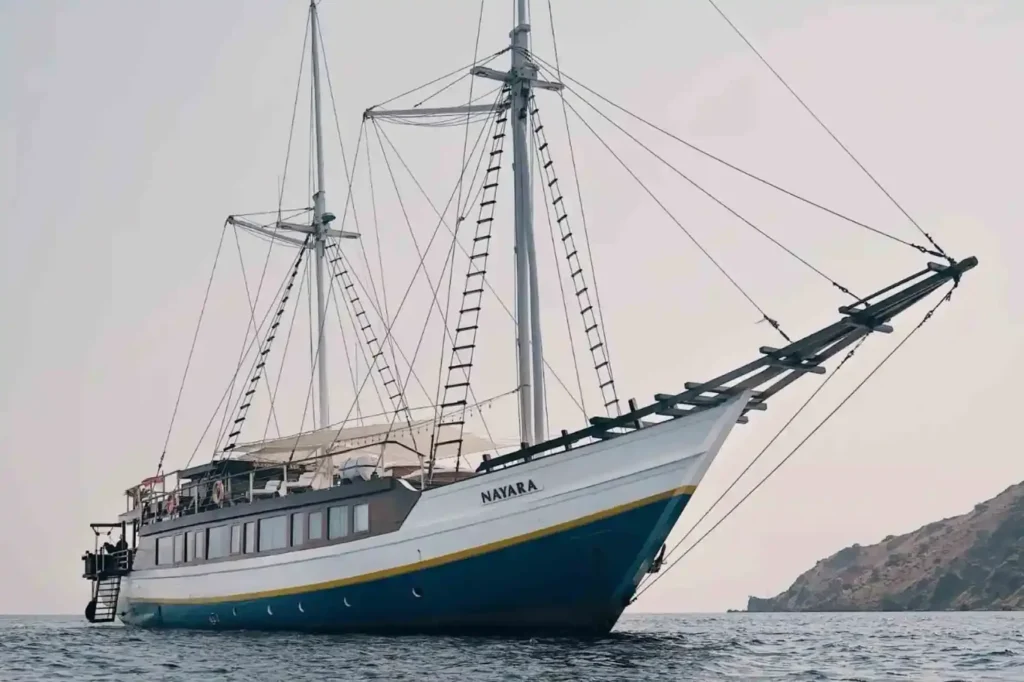 Side profile of the 45-metre Nayara Cruise phinisi