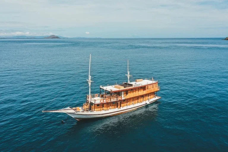 Papiton Duwa phinisi exterior in Komodo National Park