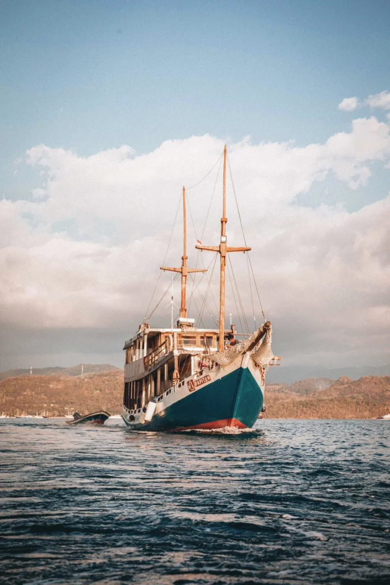 Papiton Lopi phinisi exterior in Komodo National Park