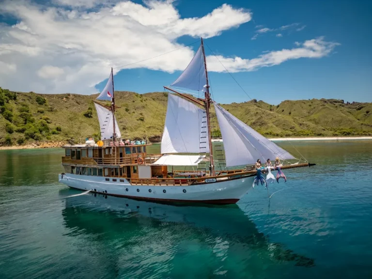 Pinta phinisi liveaboard exterior