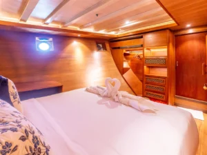Sanctuary Junior Suite Clownfish and Jellyfish king bed