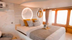 Moon cabin on Semesta Voyages, the owners suite with a private jacuzzi and balcony