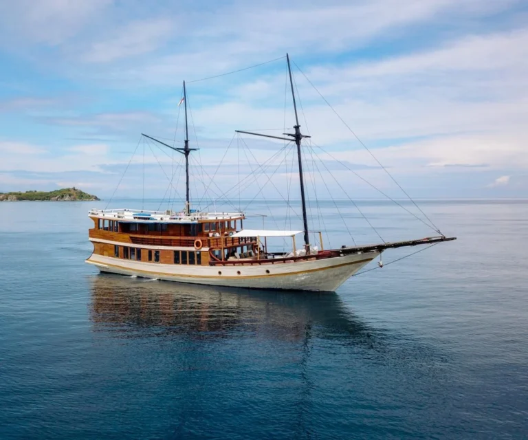 Senada phinisi liveaboard exterior in Komodo