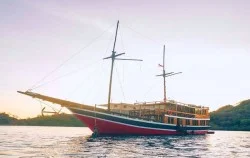 Senada phinisi liveaboard exterior in Komodo National Park