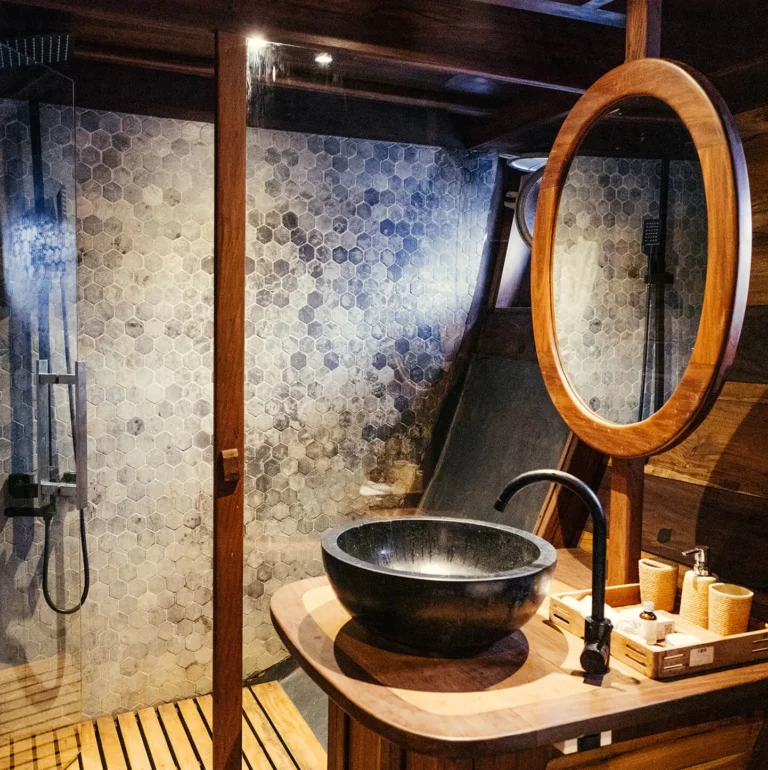 Guest cabin private bathroom aboard Senja