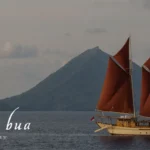 Exterior profile of the 40m phinisi Si Datu Bua at anchor