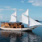 Sundari exterior under sail aboard Sundari Voyages phinisi