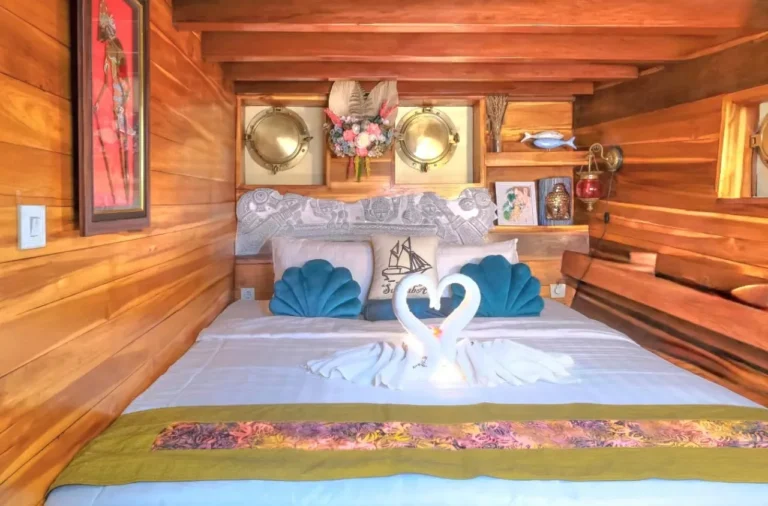Interior of the Bima Master Cabin aboard Supraba phinisi