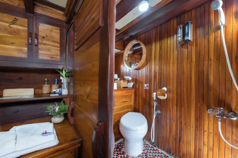 Private ensuite bathroom in the Yudhistira Cabin aboard Supraba