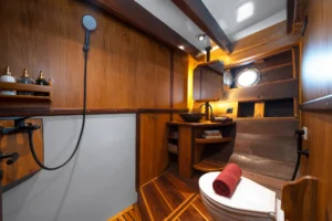 Private ensuite bathroom in Ta’Talasa Bugis Cabin