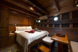 Ta’Talasa Dayak Cabin with queen bed and portholes