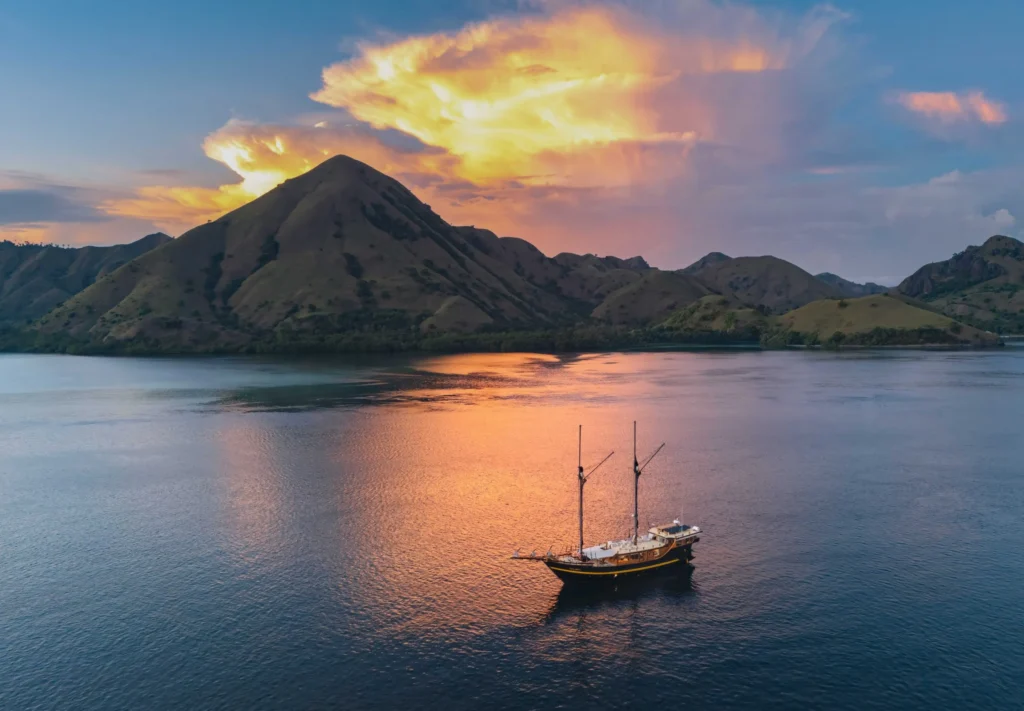 Ta Talassa phinisi yacht in Komodo