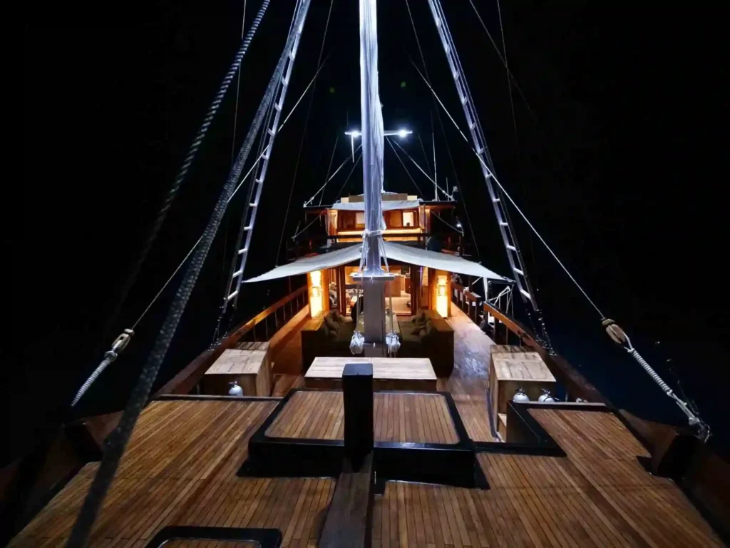 The Oracle phinisi liveaboard
