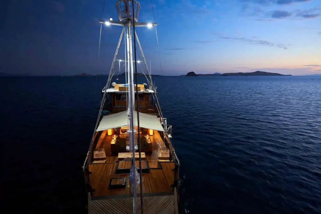 The Oracle phinisi charter Komodo