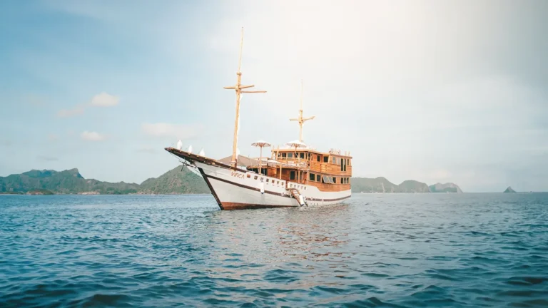 Vinca Voyages, a 31-metre phinisi, sailing in Komodo National Park