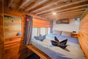 Second interior view of a Signature cabin aboard Yukai phinisi