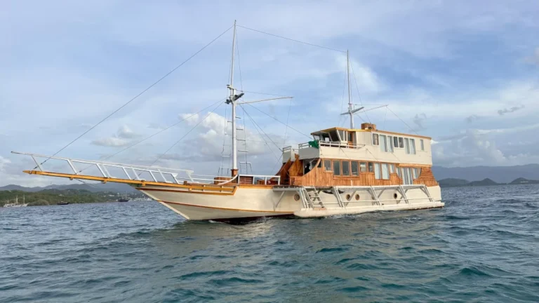 Zada Mega phinisi exterior in Komodo National Park