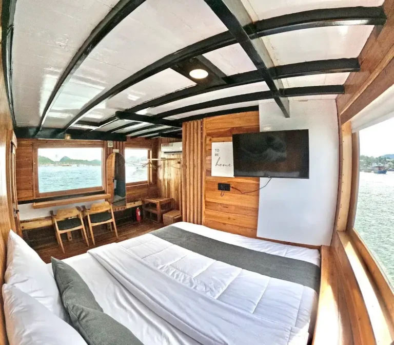 VIP Room with queen bed aboard Andalucia II