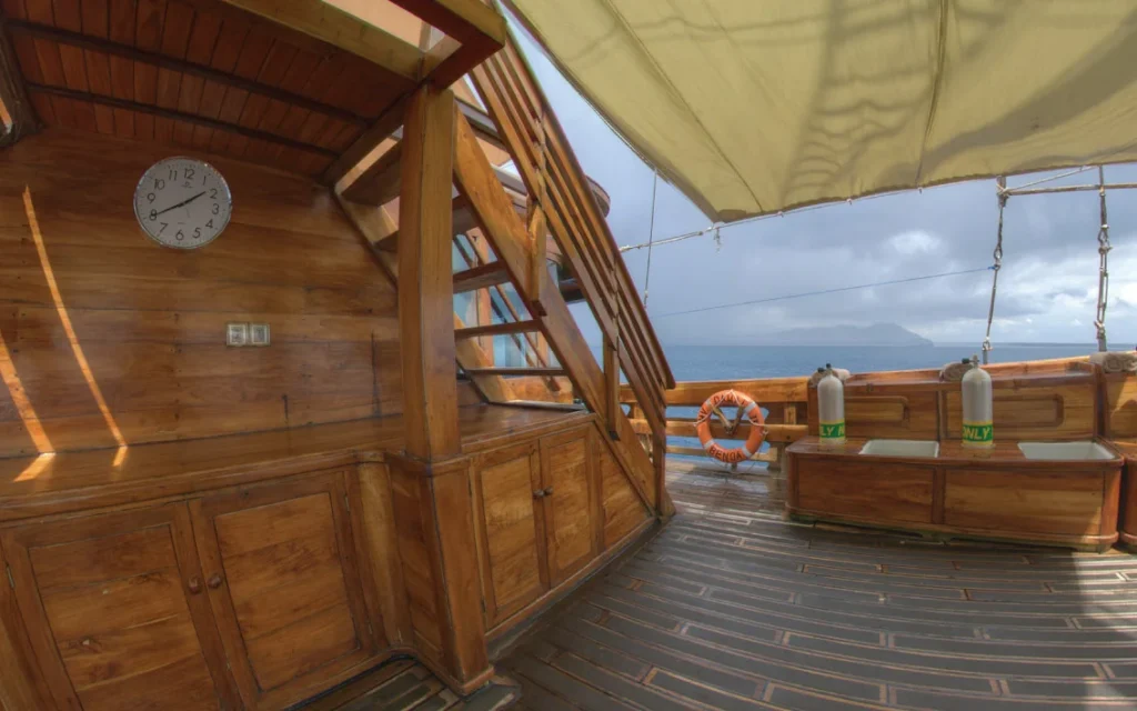 Spacious dive deck and rinse area aboard Damai II
