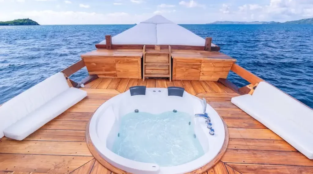 Main-deck jacuzzi aboard Devita R Cruise