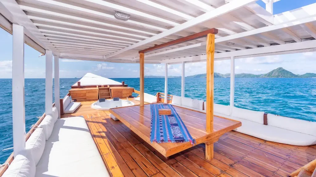 Outdoor dining area aboard Devita R Cruise
