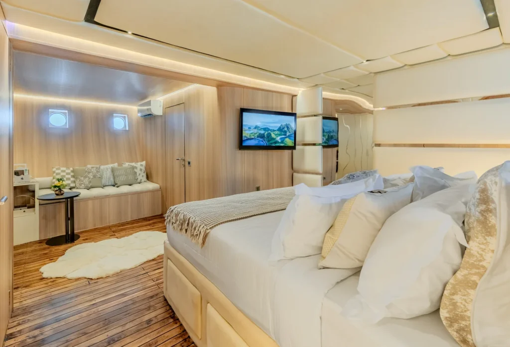Kayra lower-deck Guest Cabin with double bed and porthole