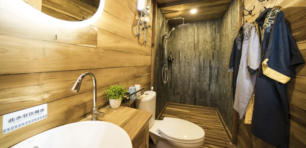 Private ensuite bathroom on Komodo Aggressor