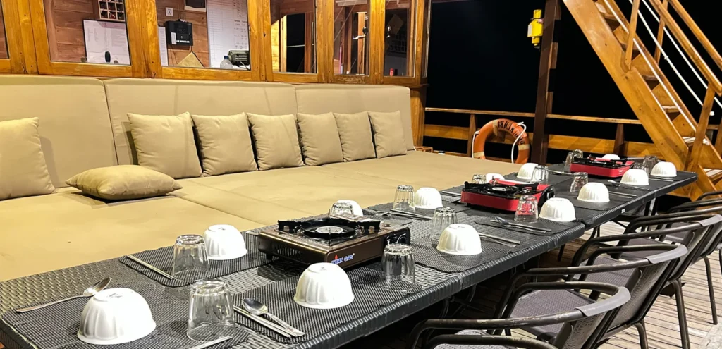 Evening dining deck on Komodo Aggressor