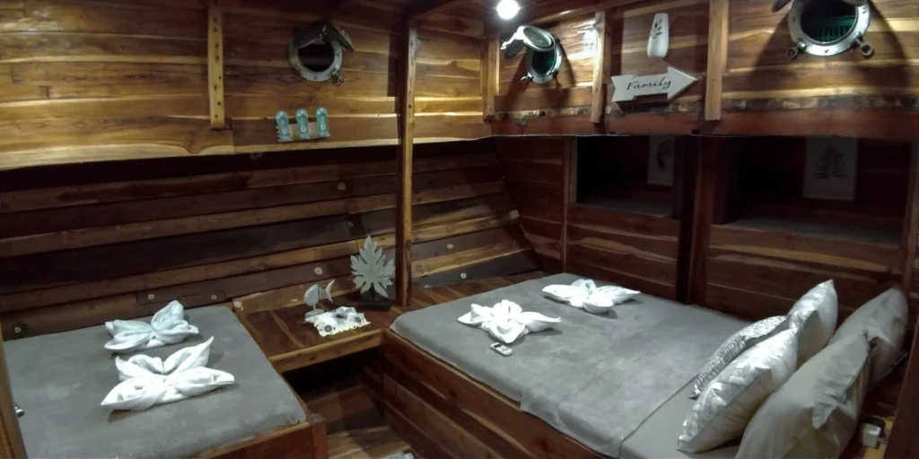 Family cabin with two double beds aboard Lalunia