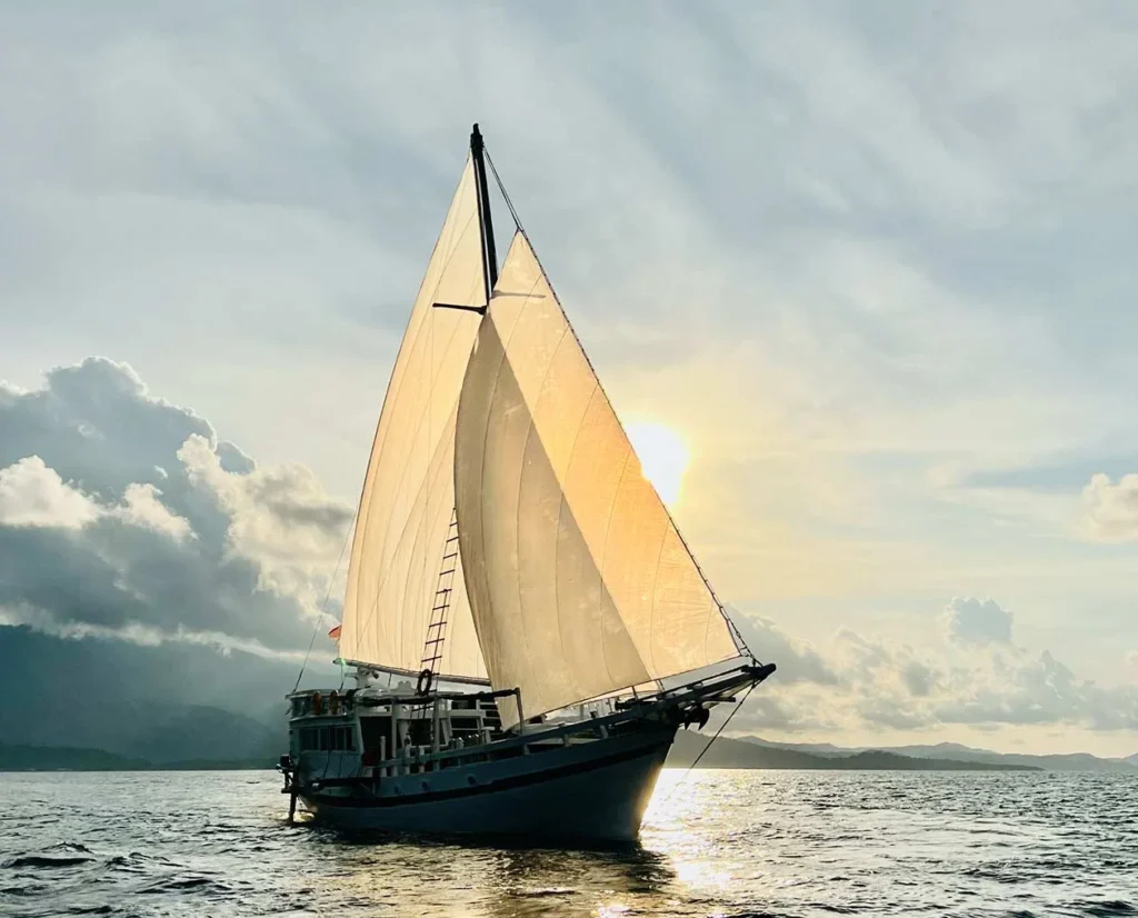 Lambo traditional phinisi under sail