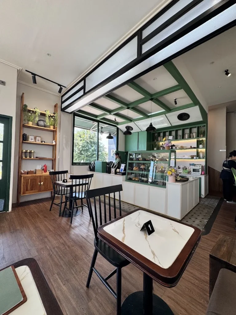 Ploni Cafe in Labuan Bajo