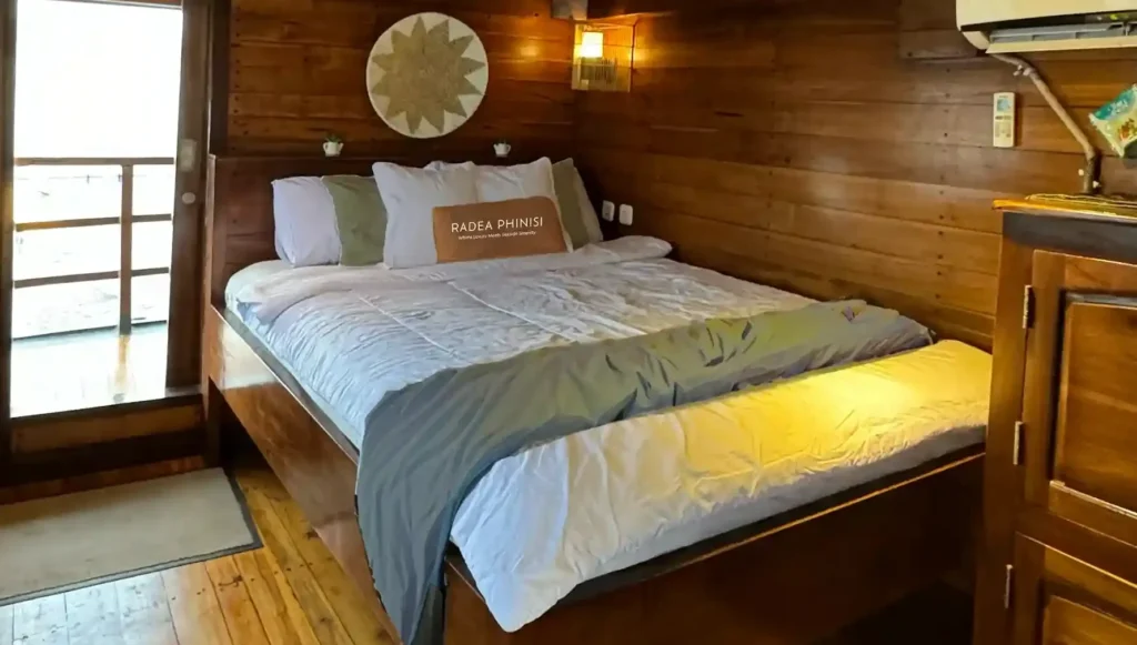 Master Cabin with queen bed aboard Radea Phinisi