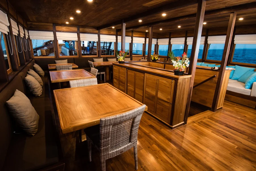 Lounge and dining room aboard Samambaia