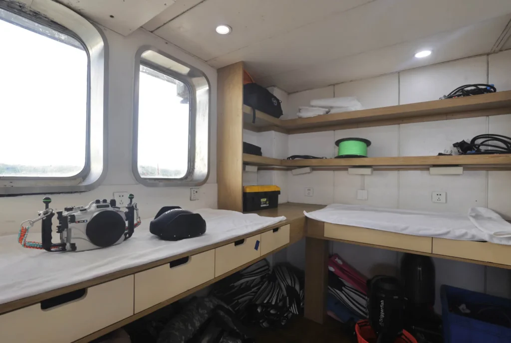 Seaisee camera and dive equipment preparation station