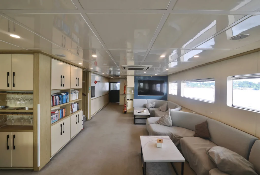 Seaisee spacious indoor saloon and lounge