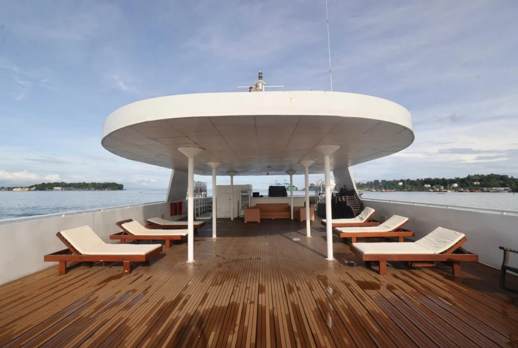 Seaisee sun deck with Jacuzzi and ocean-view lounge area
