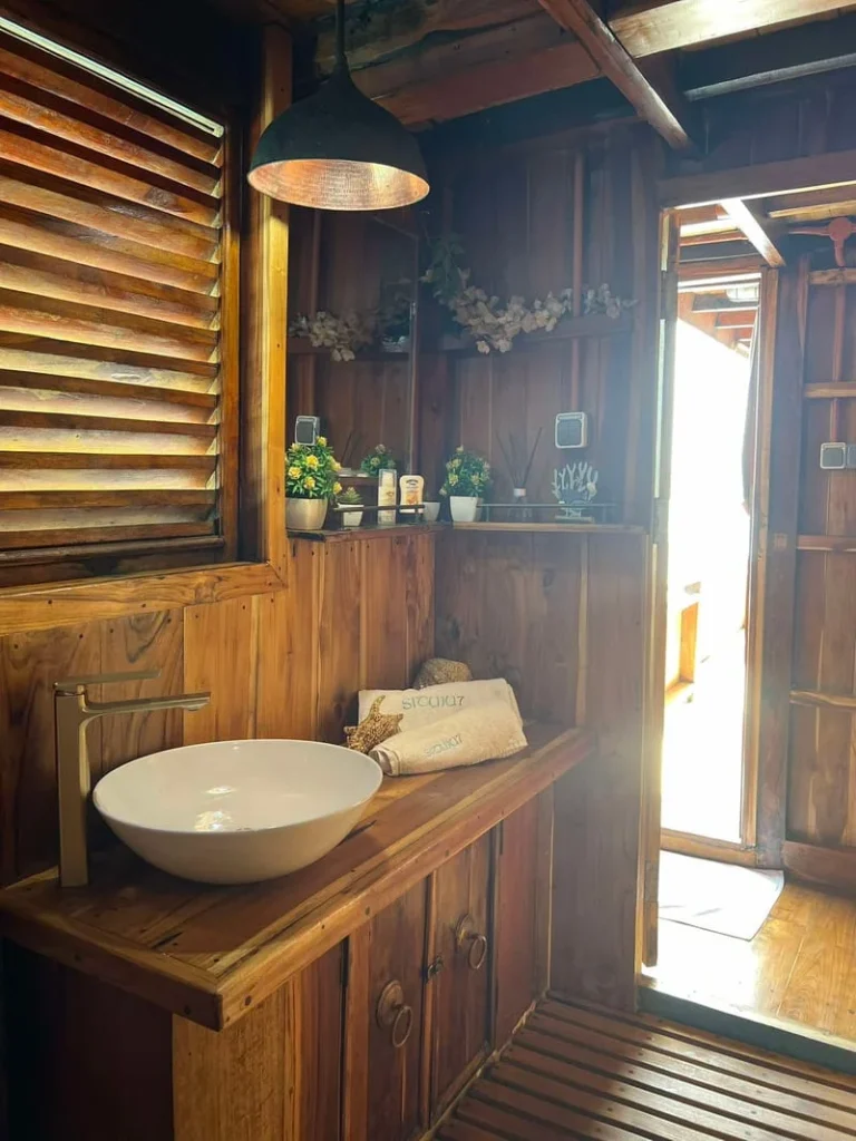 Private ensuite bathroom in the Bali master suite aboard Situju7
