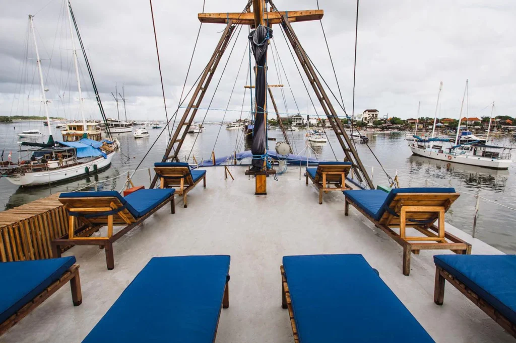 Open sun deck aboard Situju7 liveaboard