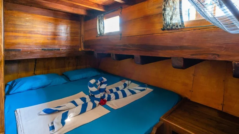 Double cabin with queen bed on M/V Tatawa